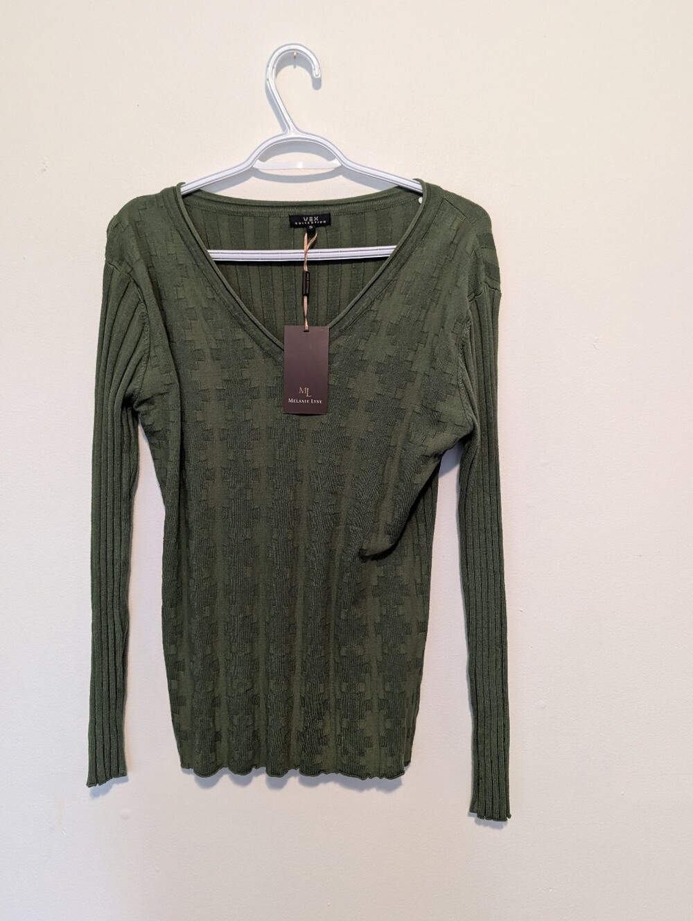 NWT MELANIE LYNE Ribbed V-Neck Sweater Sage Moss Green Office Siren Minimalist S